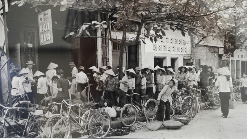Line for vegetables, Hanoi - by John Ramsden